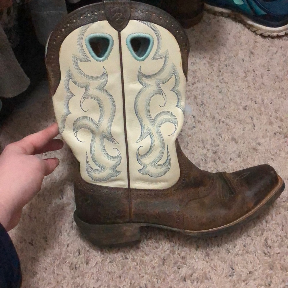 Square tipped ariat boots